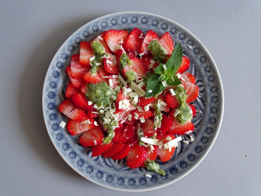 Erdbeer- Carpaccio mit Pistazien – Minz – Pesto | blinkjesfoodieblog